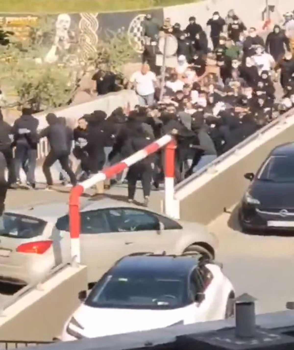 Bătaie în toată regula înainte de derby » 160 de suporteri au fost arestați, mai mulți polițiști răniți