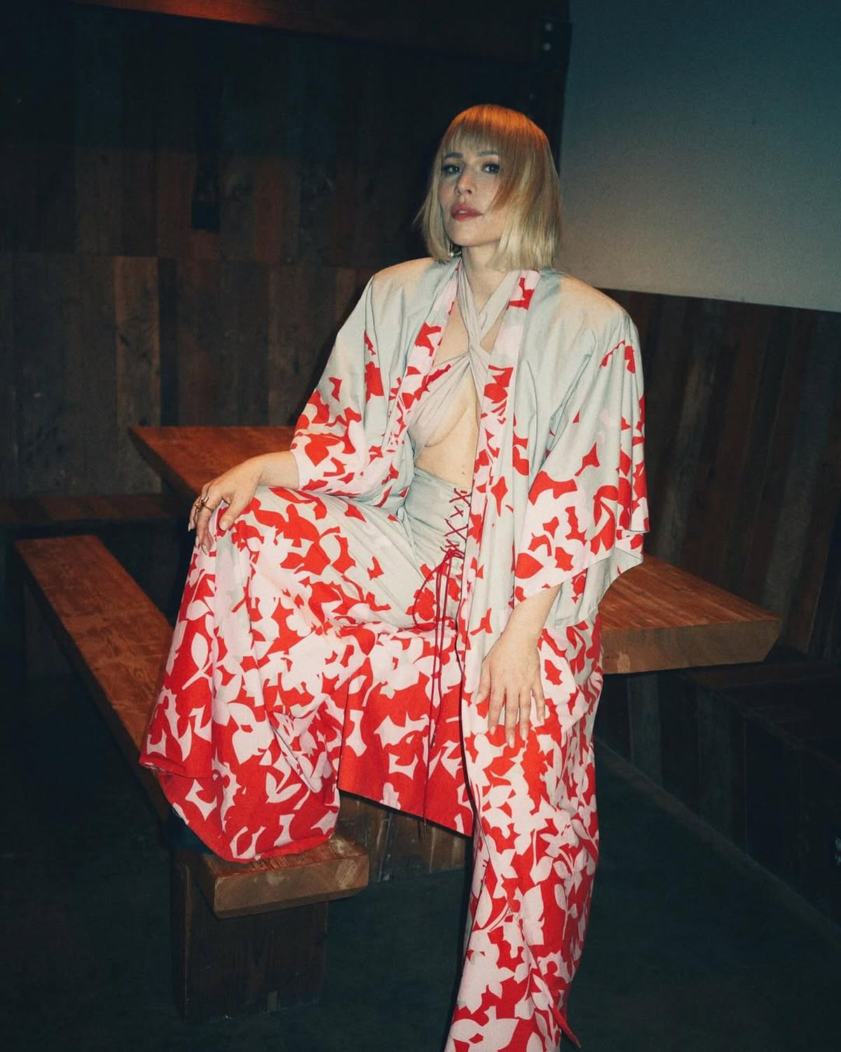 Sărbătoare neașteptată la promovarea în Premier League! Celebra cântăreață a susținut un concert pe teren, apoi a mers cu jucătorii în vestiar