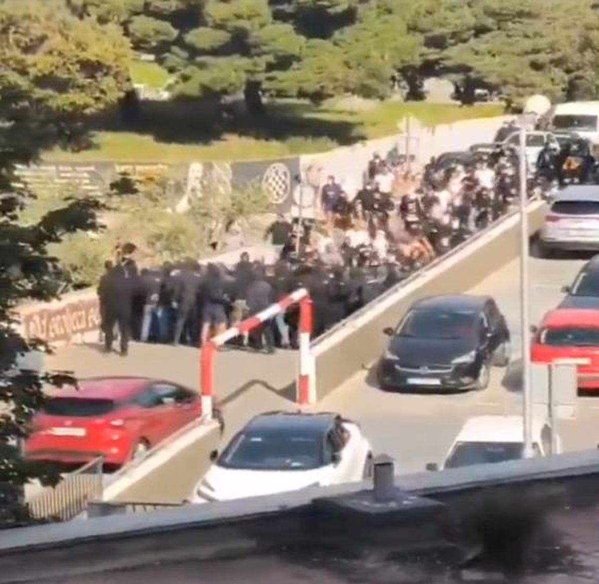 Bătaie în toată regula înainte de derby » 160 de suporteri au fost arestați, mai mulți polițiști răniți