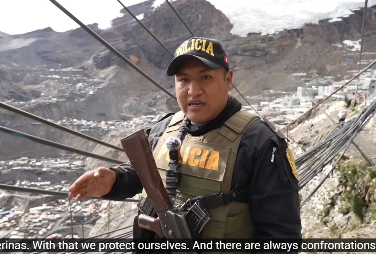 Cel mai înalt loc din lume unde poți juca fotbal! Imagini fabuloase din orașul-SF care testează limitele: „Oameni cu arme pe străzi”