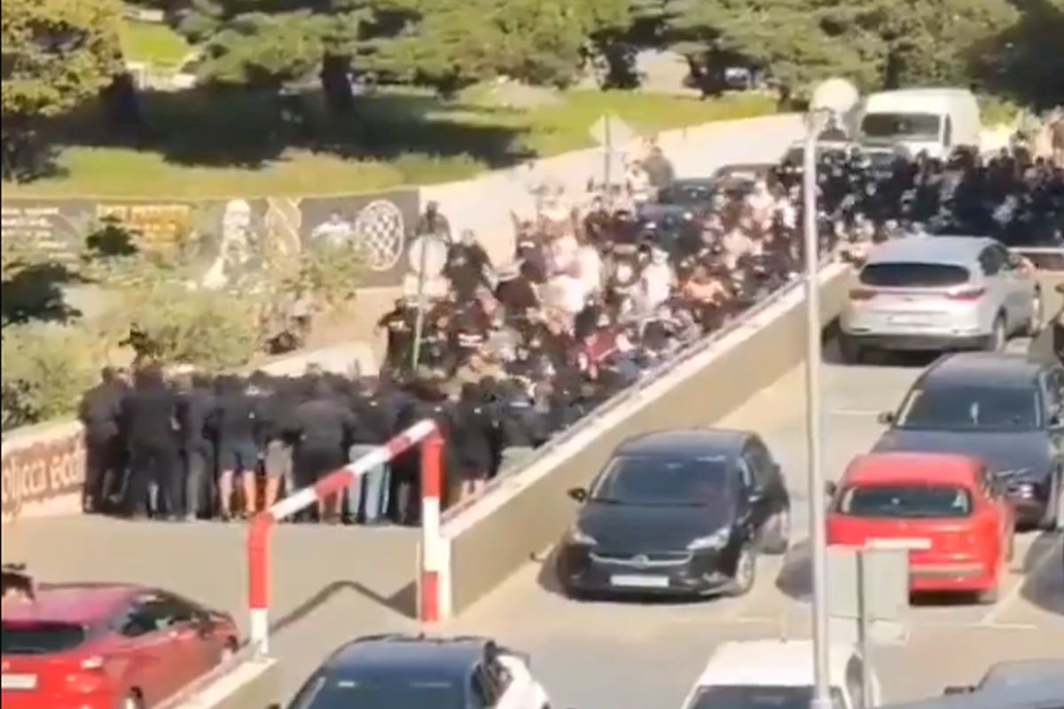 Bătaie în toată regula înainte de derby » 160 de suporteri au fost arestați, mai mulți polițiști răniți