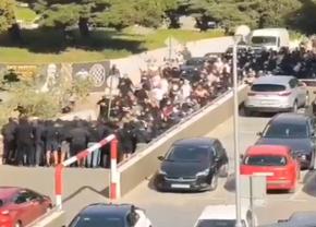 Bătaie în toată regula înainte de derby » 160 de suporteri au fost arestați, mai mulți polițiști răniți