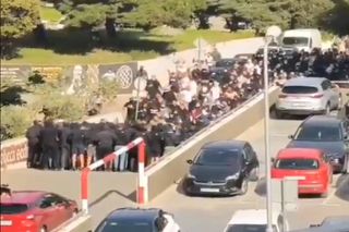 Bătaie în toată regula înainte de derby » 160 de suporteri au fost arestați, mai mulți polițiști răniți