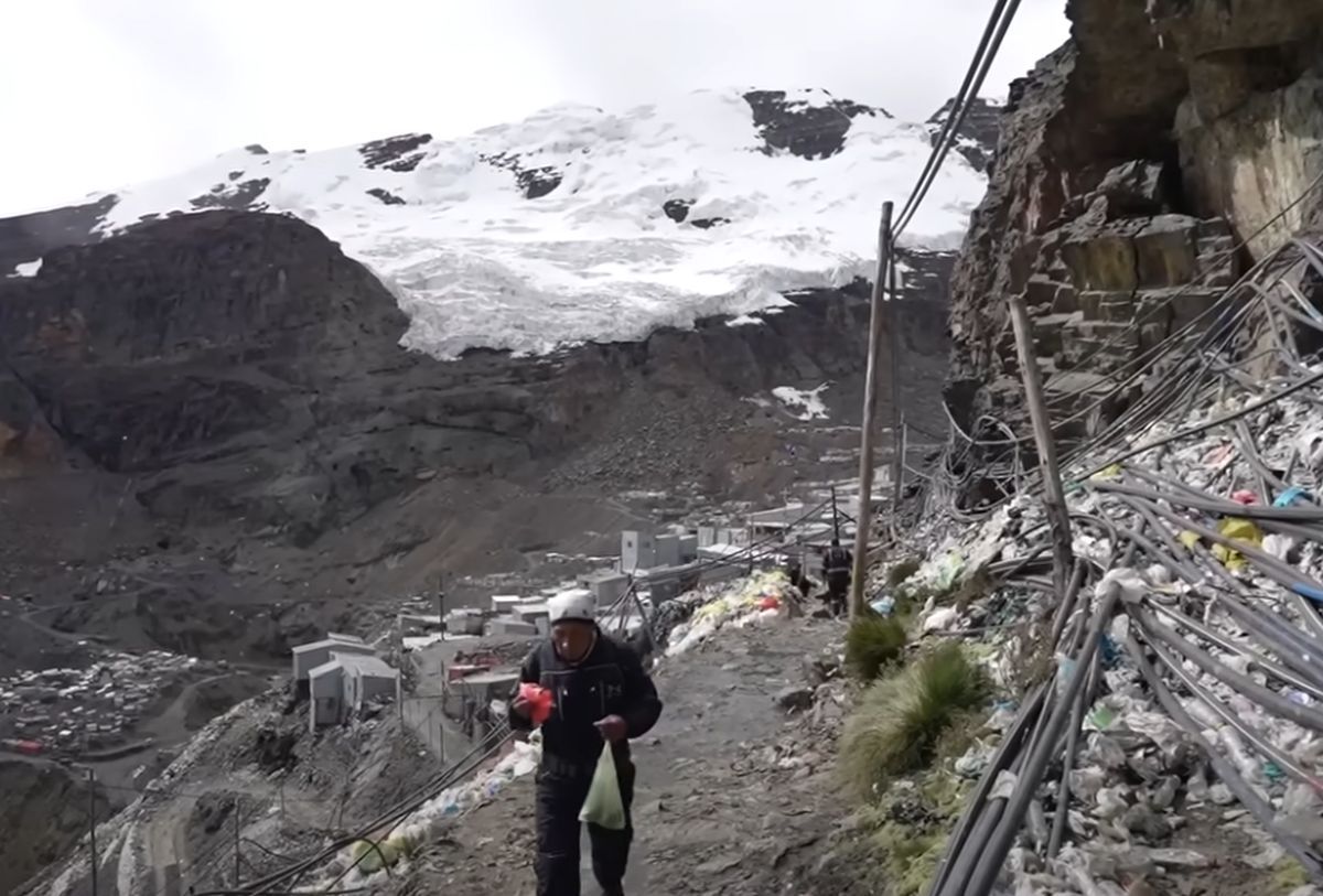 Cel mai înalt loc din lume unde poți juca fotbal! Imagini fabuloase din orașul-SF care testează limitele: „Oameni cu arme pe străzi”