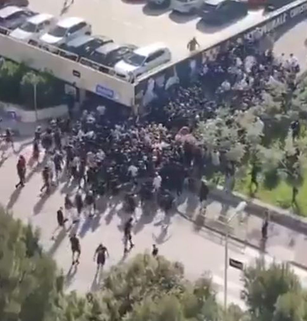 Bătaie în toată regula înainte de derby » 160 de suporteri au fost arestați, mai mulți polițiști răniți