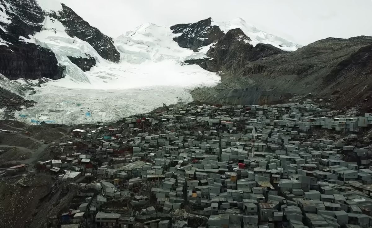 Cel mai înalt loc din lume unde poți juca fotbal! Imagini fabuloase din orașul-SF care testează limitele: „Oameni cu arme pe străzi”