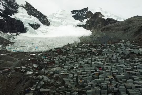 La Rinconada, din Peru, este cea mai înaltă așezare permanentă din lume. Cei aproximativ 30.000 de locuitori trăiesc la o altitudine de 5.100 de metri.