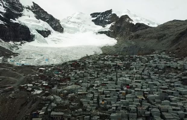 Cel mai înalt loc din lume unde poți juca fotbal! Imagini fabuloase din orașul-SF care testează limitele: „Oameni cu arme pe străzi”