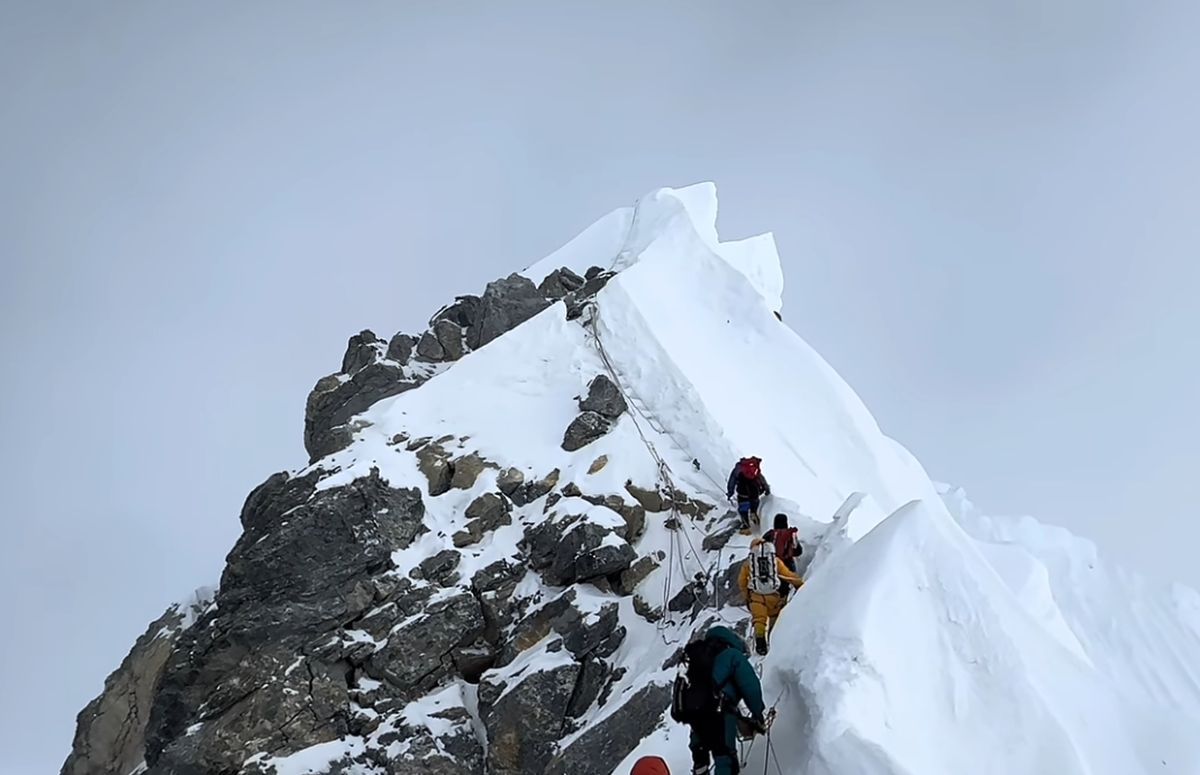 Nepalul schimbă regulile pentru expedițiile pe Everest » Cât trebuie să plătească străinii și o nouă condiție majoră: toate companiile o contestă