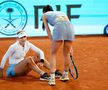 Sorana Cîrstea, privind genunchii însângerați ai  Annei Kalinskaya // foto: Guliver/gettyimages
