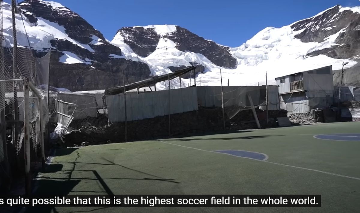 Cel mai înalt loc din lume unde poți juca fotbal! Imagini fabuloase din orașul-SF care testează limitele: „Oameni cu arme pe străzi”
