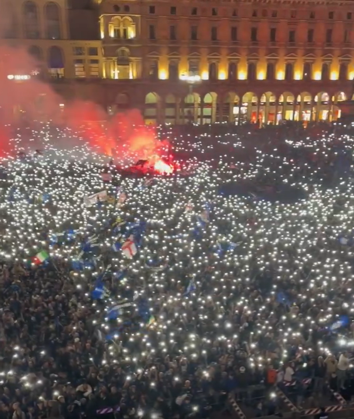 Imagini din Piazza Duomo, după ce Inter a câștigat titlul // foto: X