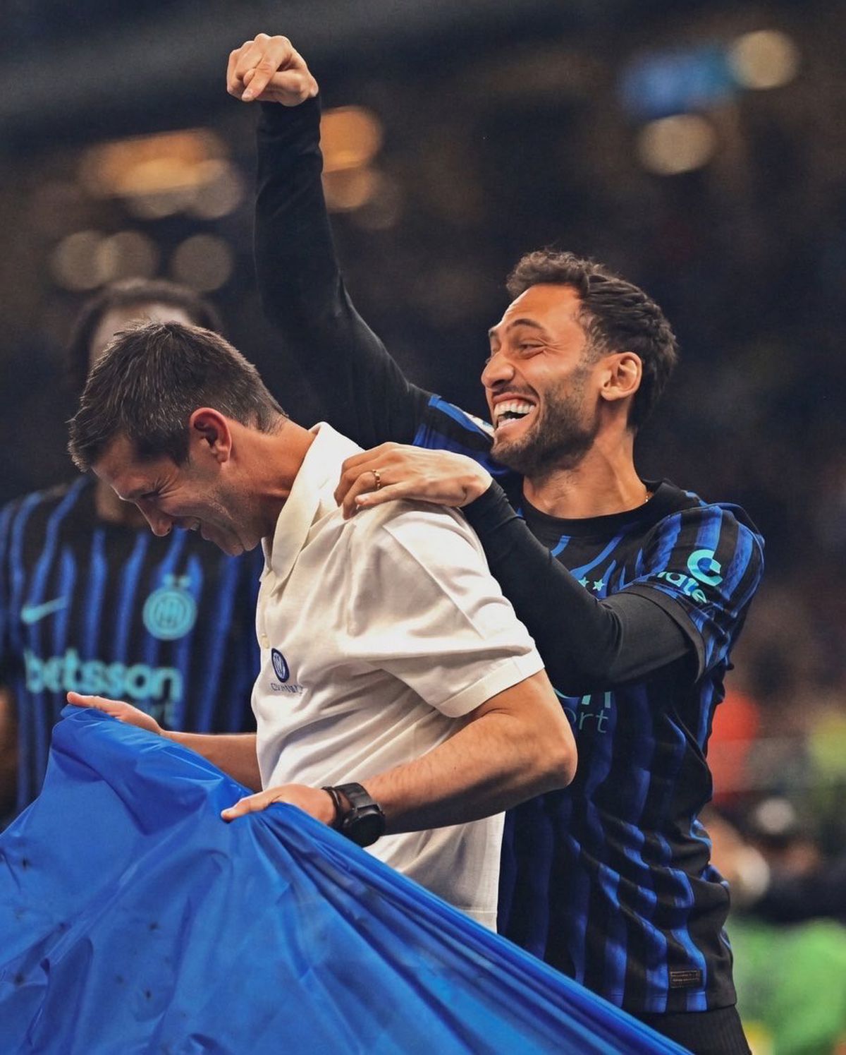 Îmbrățișarea lui Calhanoglu cu Cristi Chivu
