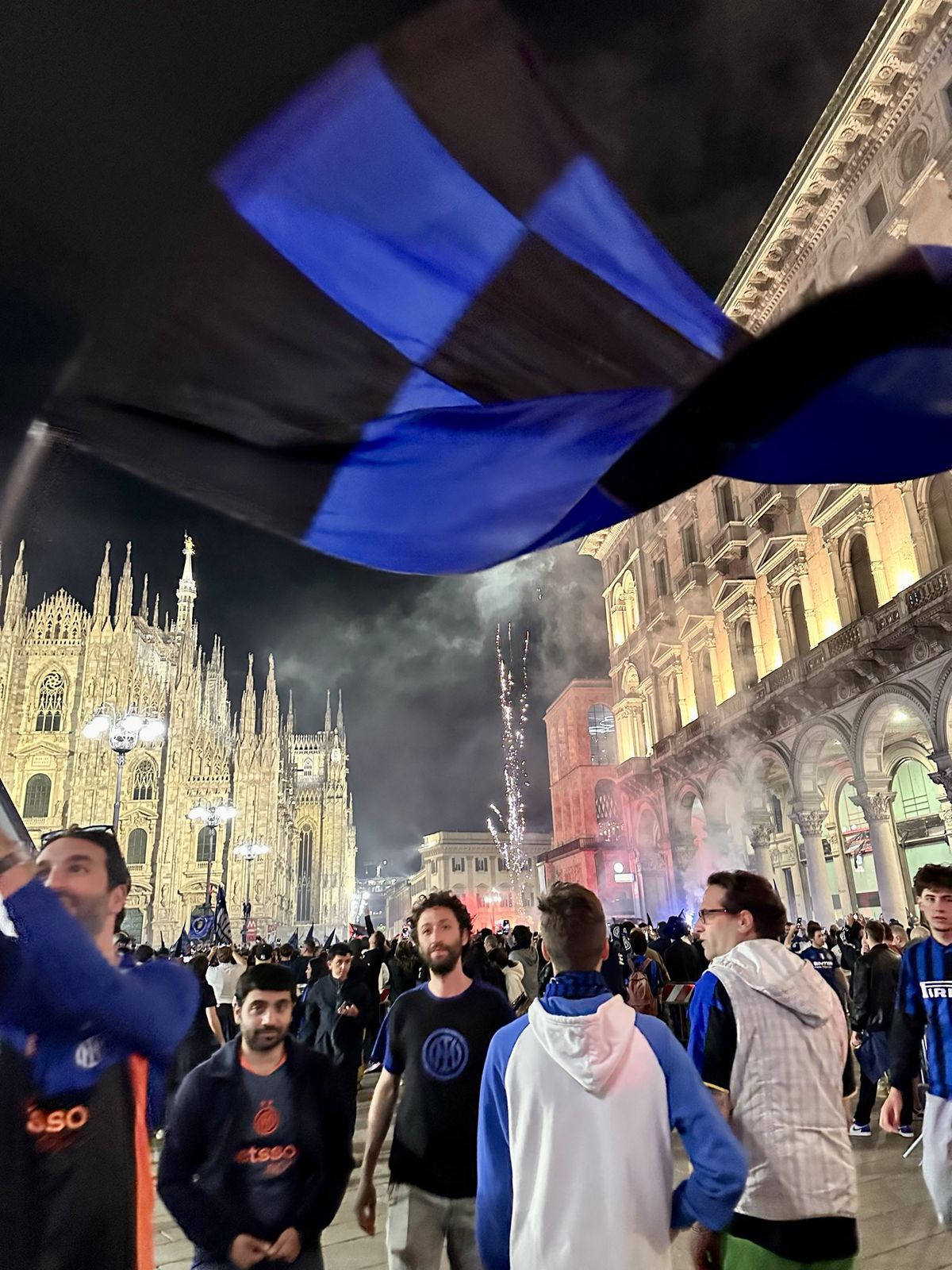 Imagini din Piazza Duomo, după ce Inter a câștigat titlul // foto: X