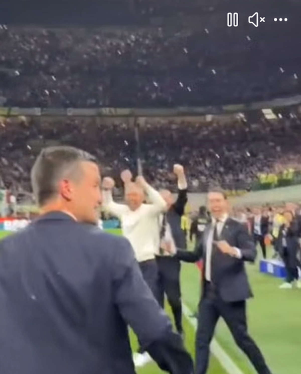 Îmbrățișarea lui Calhanoglu cu Cristi Chivu