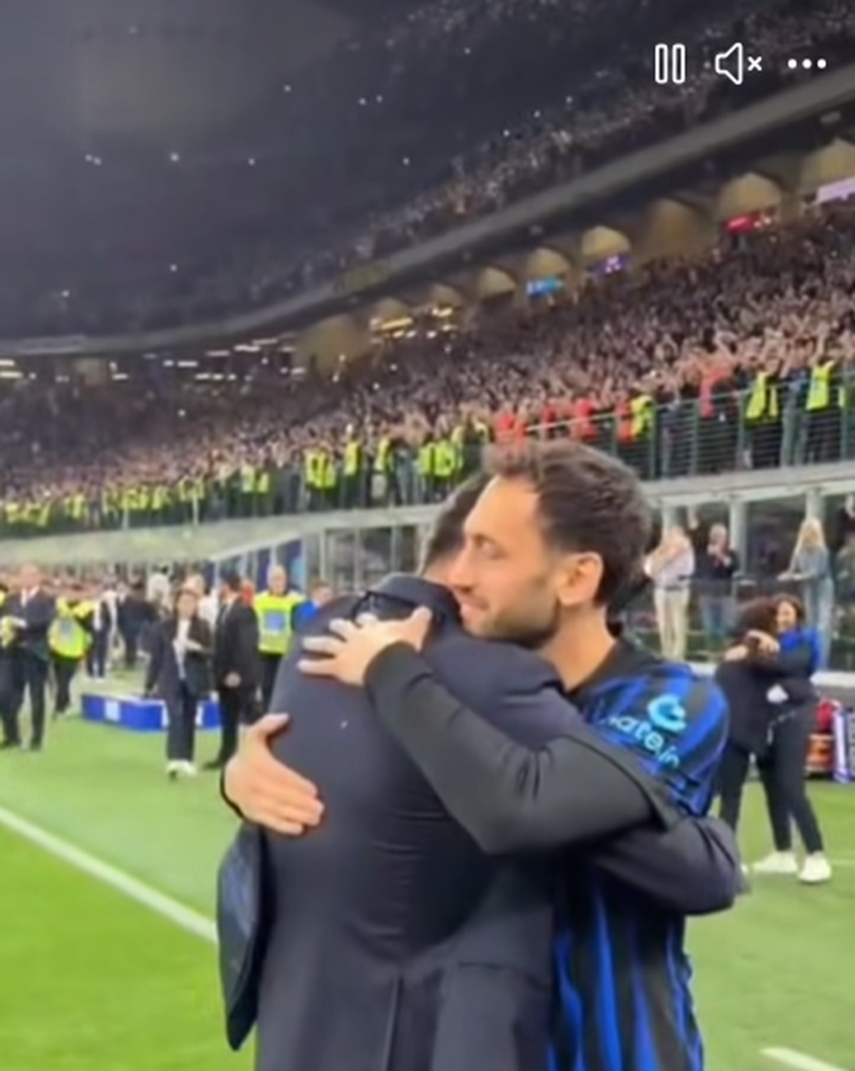 Îmbrățișarea lui Calhanoglu cu Cristi Chivu