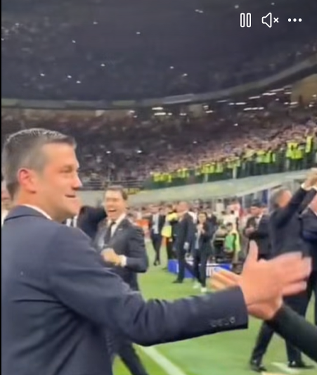 Îmbrățișarea lui Calhanoglu cu Cristi Chivu