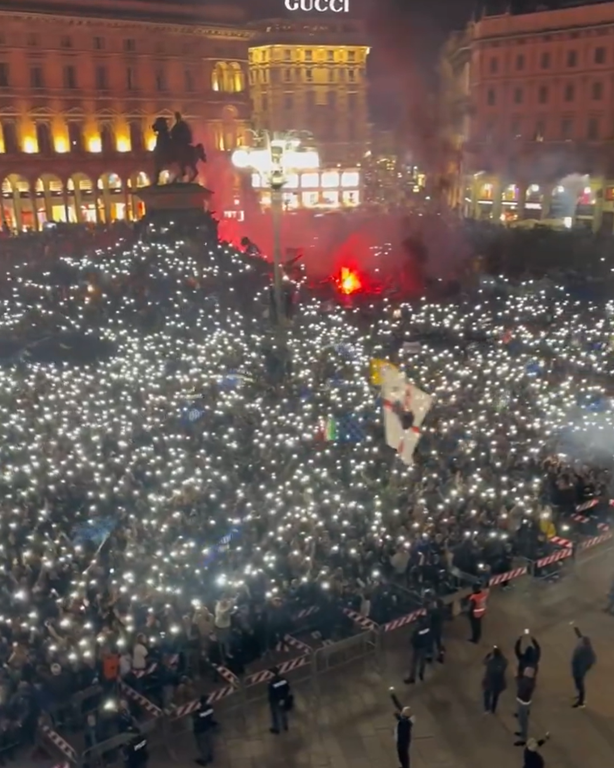 Imagini din Piazza Duomo, după ce Inter a câștigat titlul // foto: X