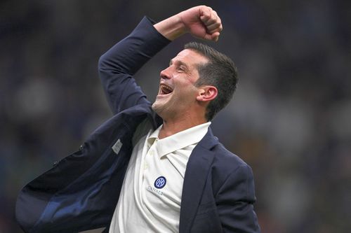 Cristi Chivu celebrează titlul lui Inter, primul din cariera de antrenor și al 4-lea din palmaresul său nerazzurro // foto: Imago