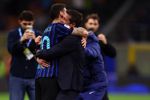 Cristi Chivu și Hakan Calhanoglu se îmbrățișează după triumful lui Inter în Serie A / Foto: Imago