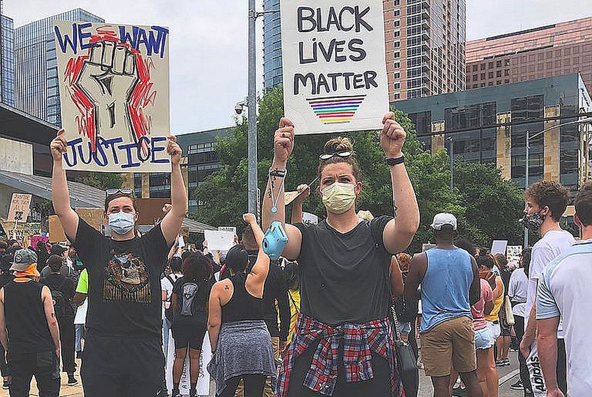 FOTO Fostă baschetbalistă de la Brașov implicată în protestele din SUA după moartea lui George Floyd: „Black lives matter”