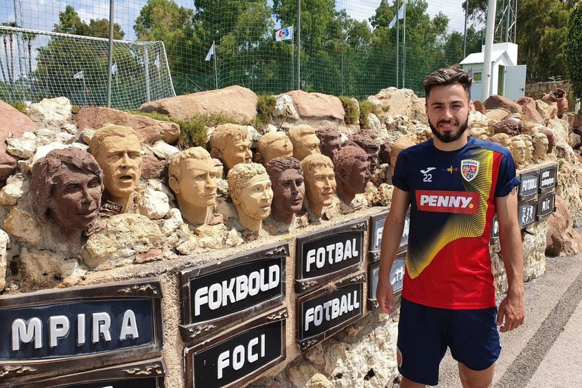 Andrei Ciobanu în compania busturilor unor fotbaliști celebri ai lumii, la Marbella Football Center