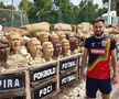 Andrei Ciobanu în compania busturilor unor fotbaliști celebri ai lumii, la Marbella Football Center