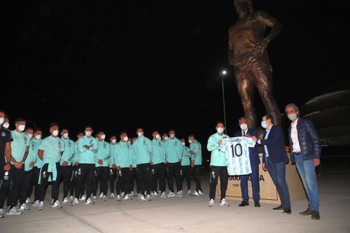 Jucătorii din lotul Argentinei, la statuia lui Maradona