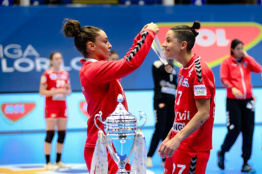 Marta Lopez îi pune medalia la gât colegei sale, Alicia Fraga Fernandez FOTO Dan Potor Marta Lopez și Alicia Fraga Fernandez: „Inima noastră a rămas în sala Traian!”