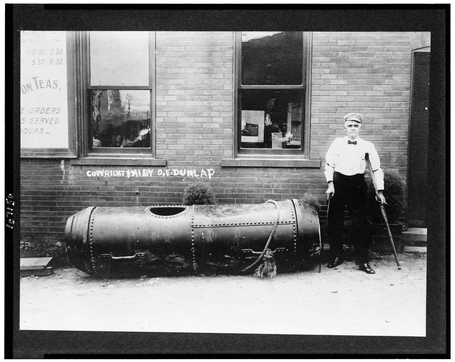 Bobby şi naveta sa spaţială, cu care a sărit în Niagara FOTO Biblioteca Congresului American Niagara şi coaja de portocală