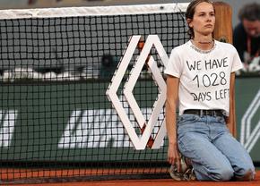 Ce înseamnă mesajul de pe tricoul femeii care s-a legat de fileu: „În felul ăsta, Roland Garros nu va mai exista!”