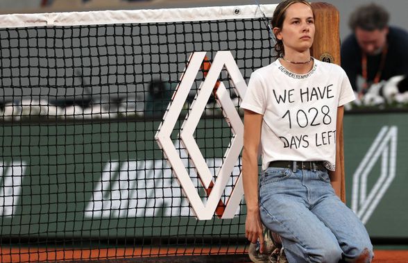 Ce înseamnă mesajul de pe tricoul femeii care s-a legat de fileu: „În felul ăsta, Roland Garros nu va mai exista!”