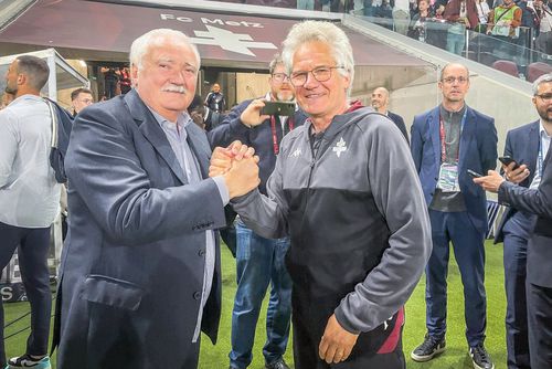 Președintele lui Metz se înclină în fața lui Laszlo Boloni după promovare. Foto: Twitter @FCMetz