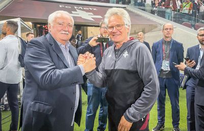 Președintele lui Metz se înclină în fața lui Laszlo Boloni după promovare: „Datorită lui suntem aici” » O glumă: „Are contract, nu cred că va demisiona”