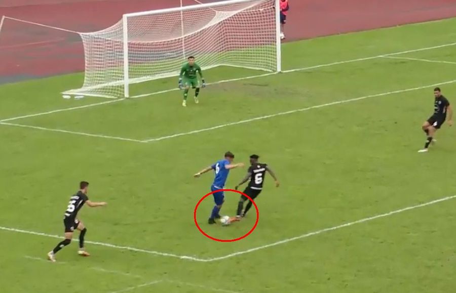 FOTO: Captură @FRF TV Cascadorii râsului la barajul pentru Liga 2 » Ionuț Coza a dictat un penalty scandalos + momente jenante cu medicul și jucătorul „accidentat”