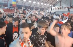 Cum au celebrat fanii „câinilor” care au urmărit meciul din sala Dinamo » Marius Niculae a venit cu un tricou cu chipul lui Cătălin Hîldan