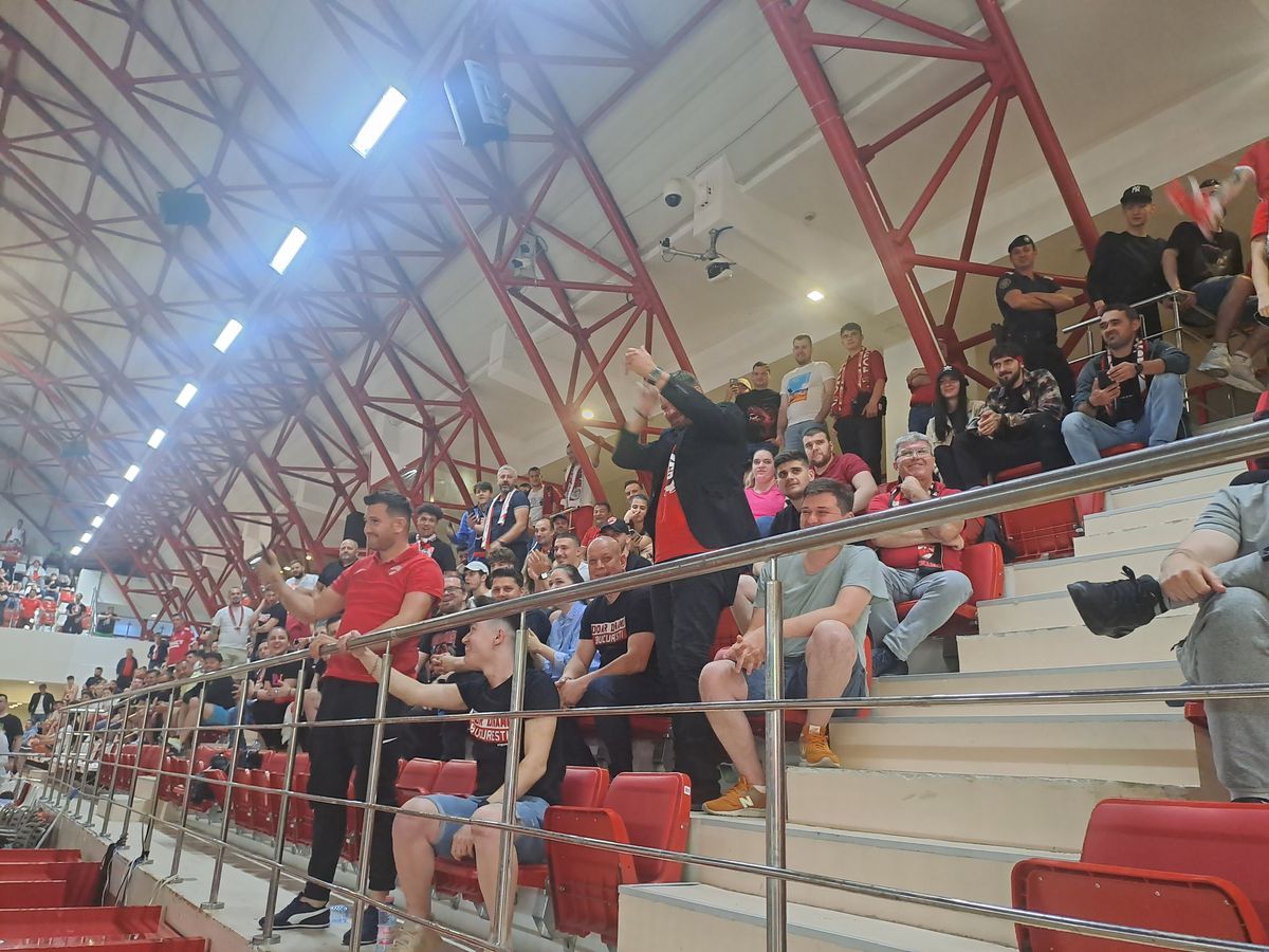 Fanii „câinilor” urmăresc FC Argeș - Dinamo în sala din Ștefan cel Mare