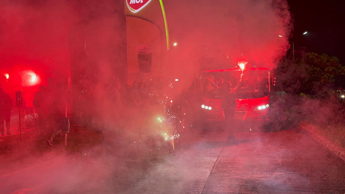 „Revelion” alb-roșu » Imagini de colecție: fanii lui Dinamo au însoțit autocarul până la București! Sărbătoare alături de jucători + cine a fost inamicul #1