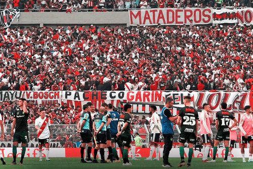 Un suporter și-a pierdut viața în timpul meciului River Plate - Defensa y Justicia.  Foto: Twitter @TNTSportsBR