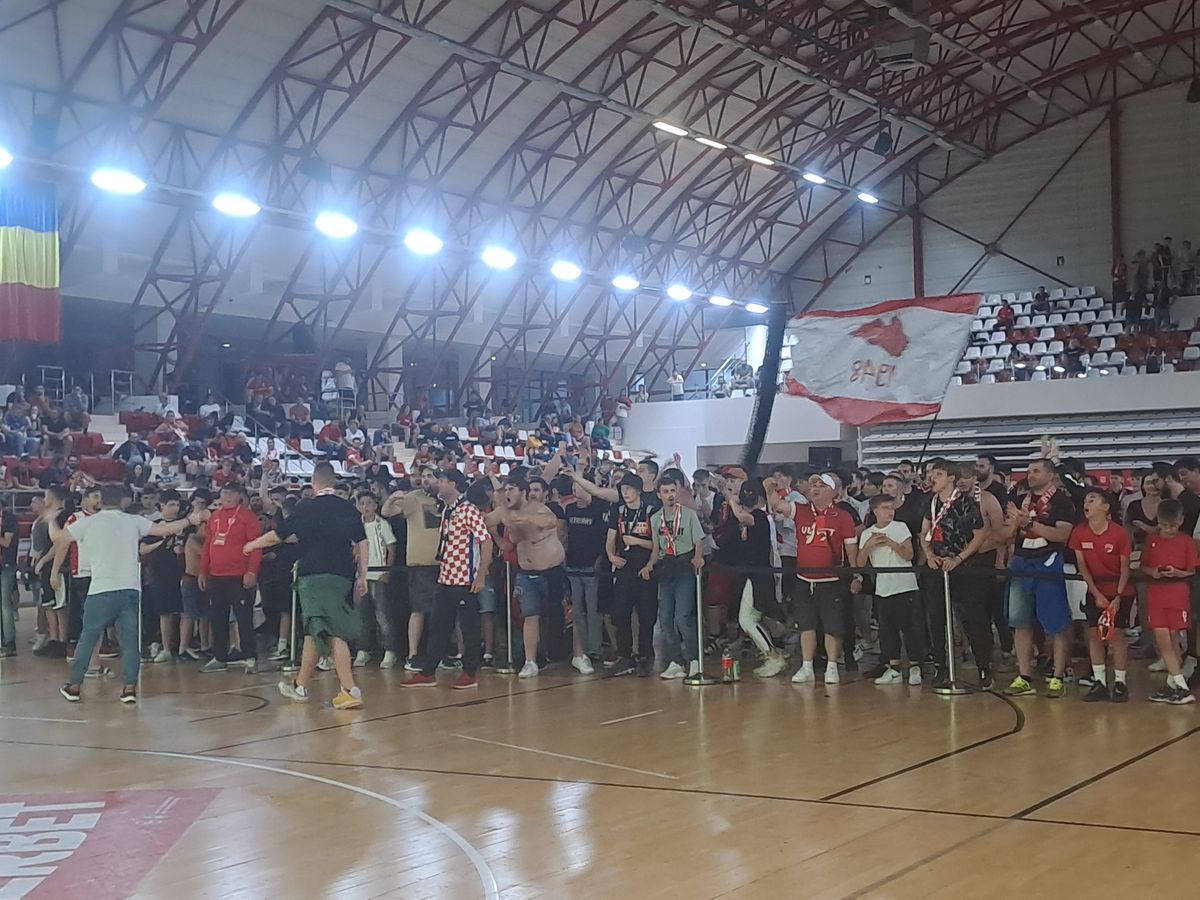 Fanii „câinilor” s-au strâns în Ștefan cel Mare și așteaptă promovarea » Imagini spectaculoase din sala Dinamo