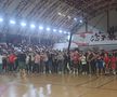 Fanii „câinilor” urmăresc FC Argeș - Dinamo în sala din Ștefan cel Mare