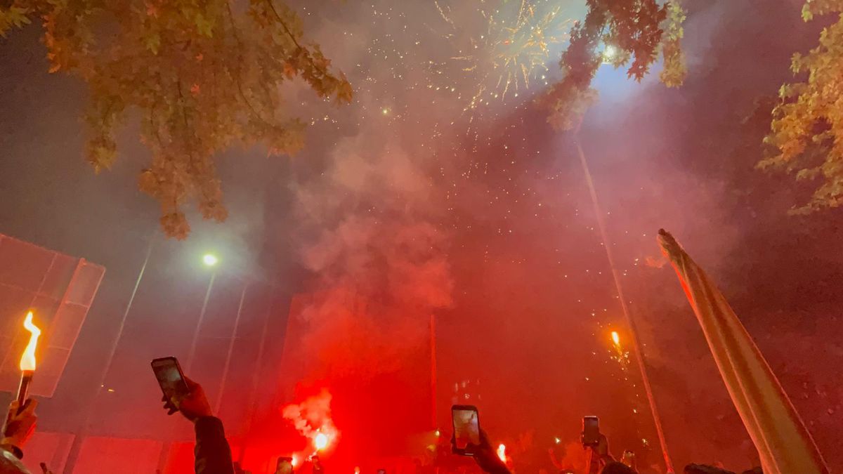 „Revelion” alb-roșu » Imagini de colecție: fanii lui Dinamo au însoțit autocarul până la București! Sărbătoare alături de jucători + cine a fost inamicul #1