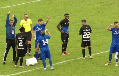 Cascadorii râsului la barajul pentru Liga 2 » Ionuț Coza a dictat un penalty scandalos + momente jenante cu medicul și jucătorul „accidentat”
