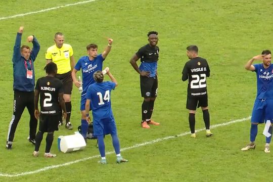 „Centralul” Ionuț Coza a dictat un penalty scandalos în minutul 78 al barajului pentru Liga 2 dintre Viitorul Dăești și CSM Alexandria, la scorul de 0-1.