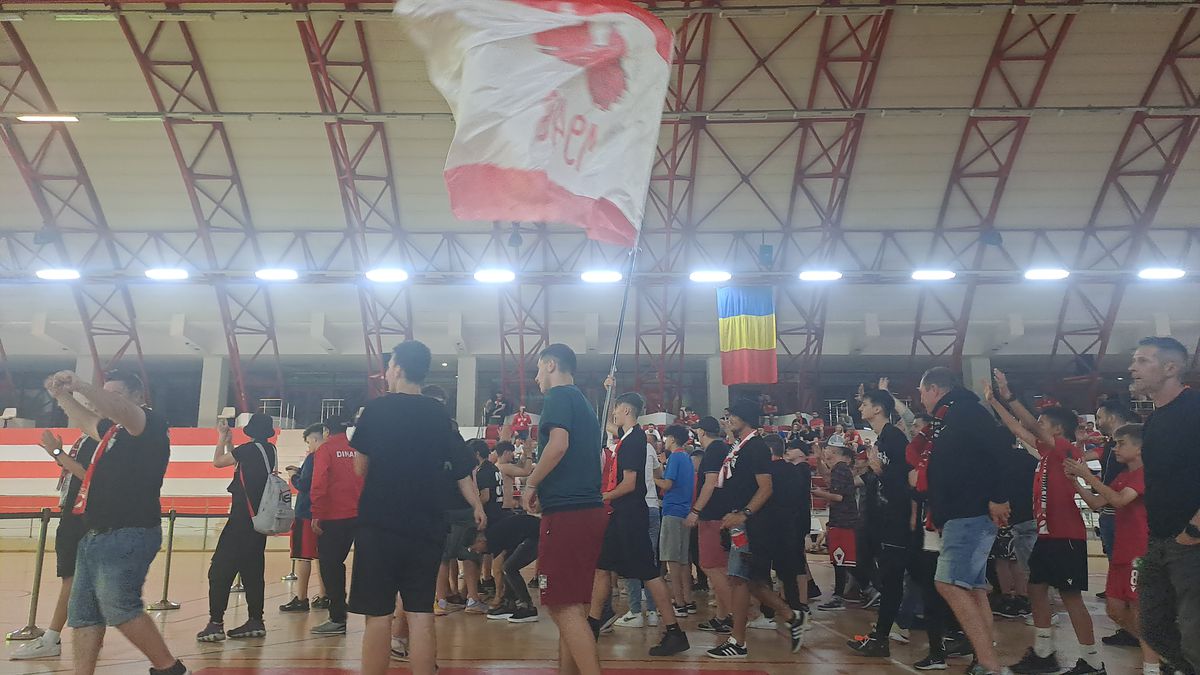 Fanii „câinilor” s-au strâns în Ștefan cel Mare și așteaptă promovarea » Imagini spectaculoase din sala Dinamo