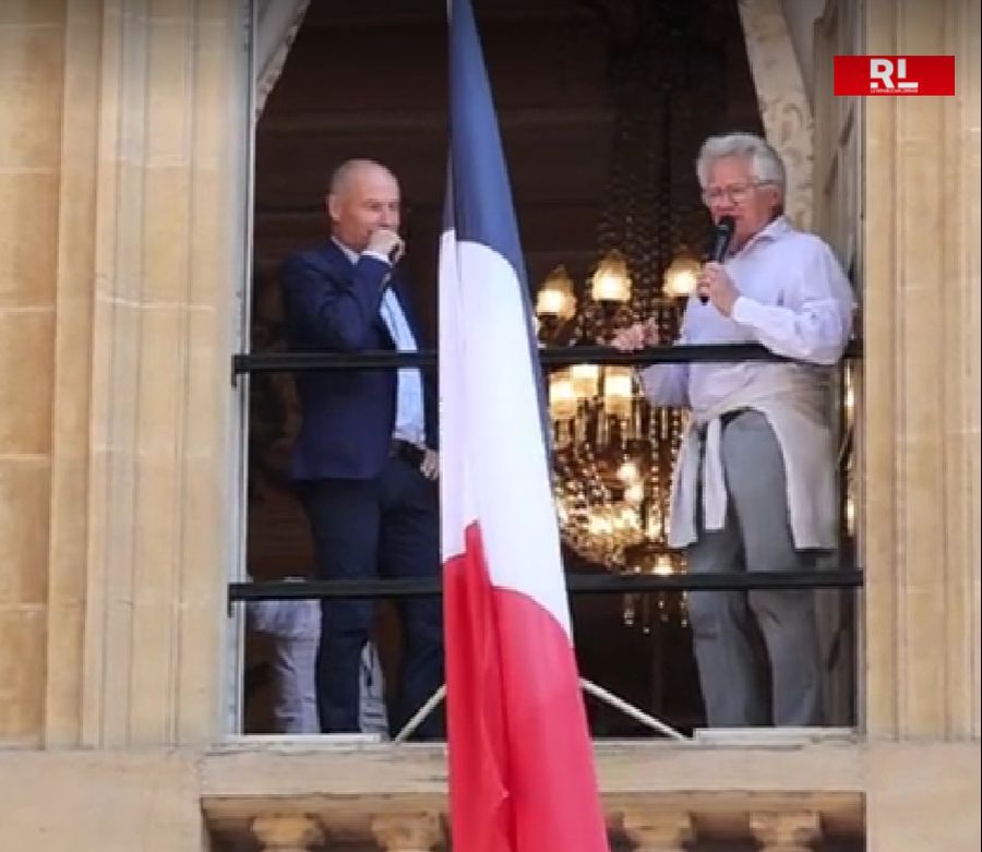 Laszlo Boloni, în balconul Primăriei Metz. Foto @sports_rl Președintele lui Metz se înclină în fața lui Laszlo Boloni după promovare: „Datorită lui suntem aici” » O glumă: „Are contract, nu cred că va demisiona”