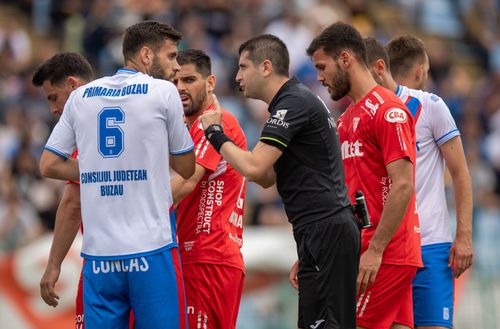 UTA a câștigat manșa decisivă a barajului pentru Liga 1, 5-1 contra Gloriei Buzău (0-0 în tur). Adrian Mihalcea a transmis că și-a încheiat contractul cu gruparea buzoiană.