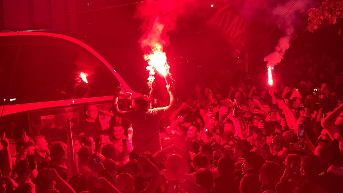 Dinamo petrece ca-n povești: imagini spectaculoase din noaptea promovării