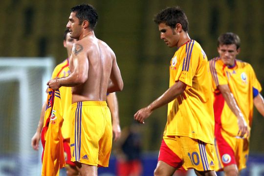 Claudiu Niculescu, în stânga, într-una dintre rarele sale apariții la națională / Sursă foto: Arhivă Gazeta Sporturilor