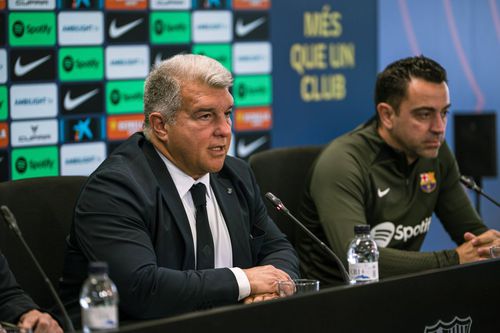 Joan Laporta în conferința de presă în care a anunțat că Xavi rămâne la Barcelona / Foto: Imago Images